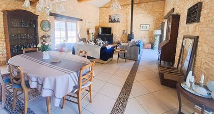 En campagne, Maison spacieuse avec grande terrasse, piscine et jardin