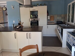 Coffee/tea maker, fridge, microwave, oven - In the countryside, spacious house with large terrace, swimming pool and garden (Saint-Aubin-de-Nabirat)
