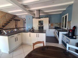 Coffee/tea maker, fridge, microwave, oven - In the countryside, spacious house with large terrace, swimming pool and garden (Saint-Aubin-de-Nabirat)