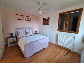 4 bedrooms, desk, iron/ironing board, travel cot - In the countryside, spacious house with large terrace, swimming pool and garden (Saint-Aubin-de-Nabirat)