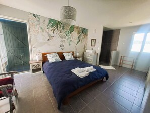 4 bedrooms, desk, iron/ironing board, travel crib