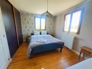 4 bedrooms, desk, iron/ironing board, travel cot