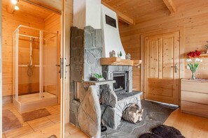 Chalet Deluxe, vue montagne | Coin séjour | TV connectée
