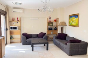 Apartamento, 2 quartos, varanda coberta, vista para a baía | Área de estar