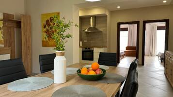 Apartment, 2 Bedrooms, Balcony, Bay View | In-room dining