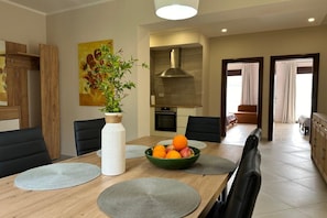 Appartement, 2 chambres, balcon, vue baie | Restauration dans la chambre