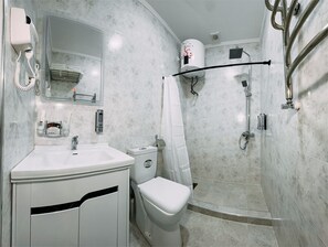 Sèche-cheveux, chaussons, serviettes fournies, savon