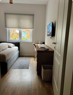 2 bedrooms, iron/ironing board, WiFi