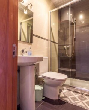 Dusj, hårføner, håndklær og såpe