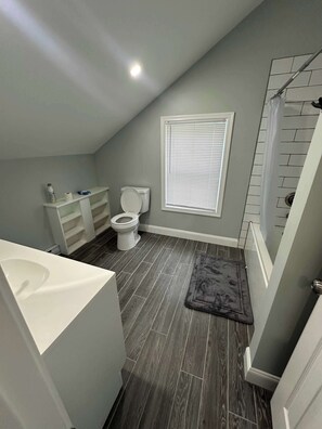 Dusche, Haartrockner, Handtücher, Toilettenpapier