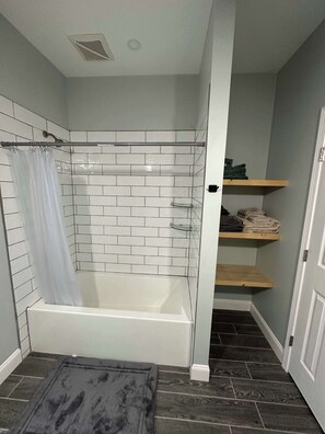 Dusche, Haartrockner, Handtücher, Toilettenpapier