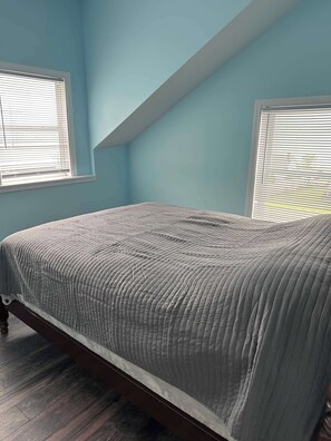 4 bedrooms, WiFi, bed sheets - Spacious 4-bedroom, 3.5-bath lakeview house with AC, WiFi in charming Port Henry (Port Henry)