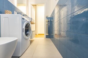 Douche, bidet, serviettes fournies, shampoing