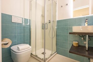 Shower, bidet, towels, shampoo - Flat 5 - In San Giovanni by Rentbeat (Roma)
