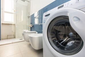 Shower, bidet, towels, shampoo - Flat 5 - In San Giovanni by Rentbeat (Roma)