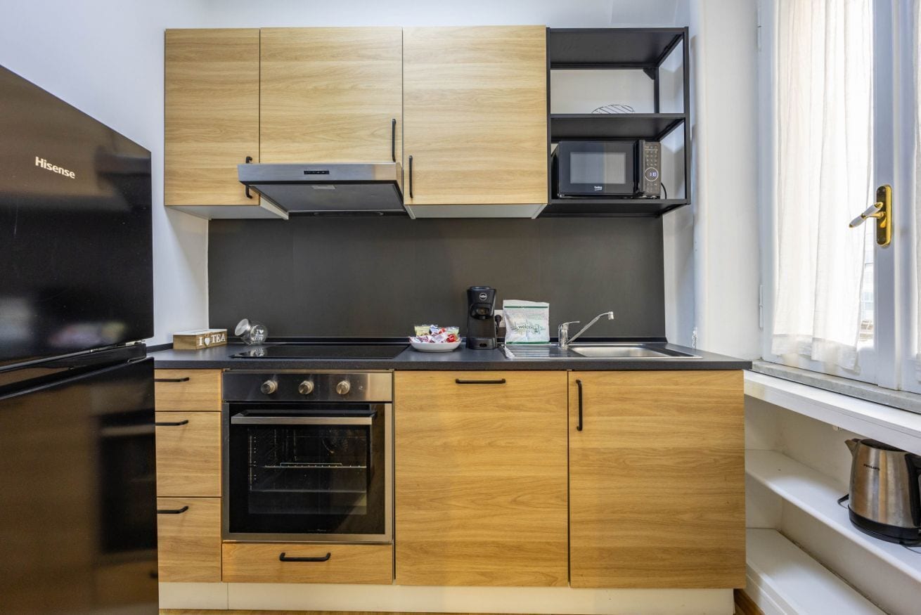 Refrigerador, microondas, lavavajillas y periquera 