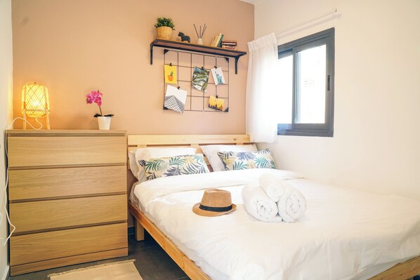 1 chambre, fer et planche à repasser, lit de bébé portatif