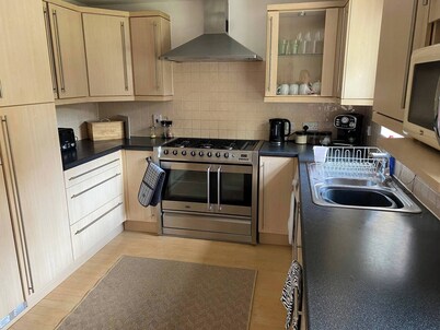 Charming 3-bedroom Norwich Retreat With Garden & Private Parking