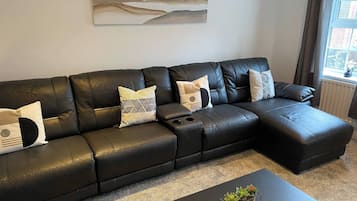 House, 3 Bedrooms, Smoking, Balcony | Living room | Books