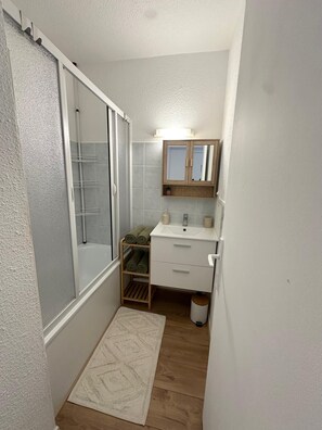 Handtücher, Seife, Toilettenpapier