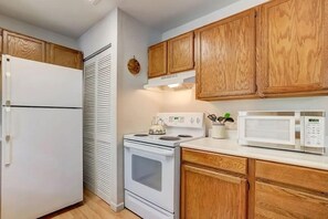 Cabin, 2 Bedrooms | Private kitchen