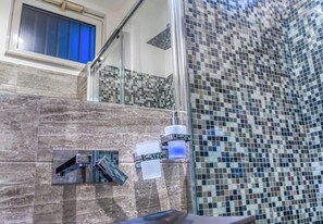 Articles de toilette gratuits, sèche-cheveux, chaussons