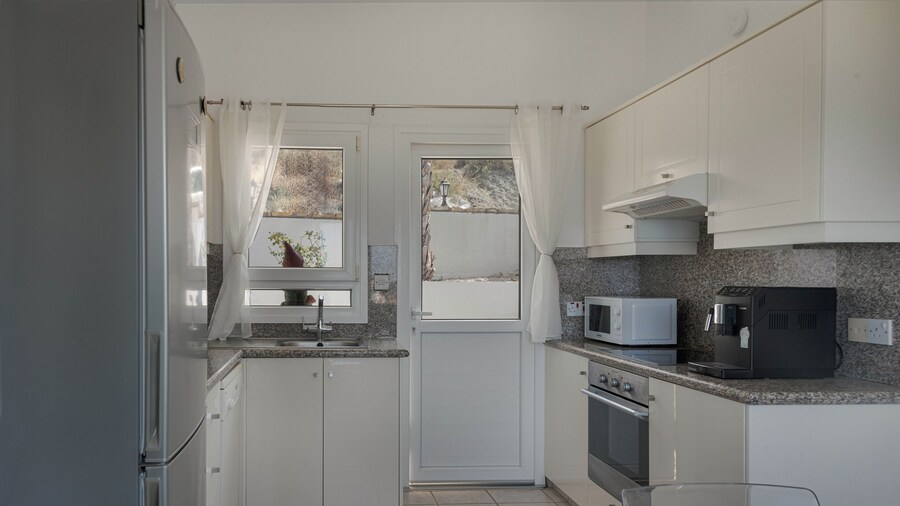 Phaedrus Living: Seaview Hilltop Maisonette