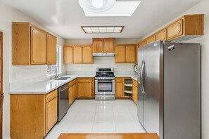House, 3 Bedrooms | Private kitchen | Fridge, oven