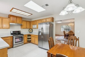 Maison, 3 chambres | Cuisine privée | Réfrigérateur, four, cafetière/bouilloire