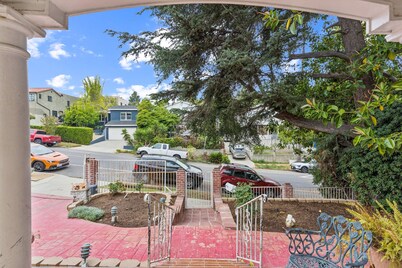 Russell House Near Hollywood & Griffith Park 3 Bedroom Home