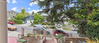 Russell House Near Hollywood & Griffith Park 3 Bedroom Home