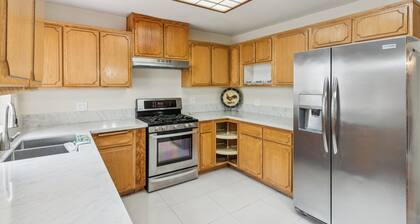 Russell House Near Hollywood & Griffith Park 3 Bedroom Home