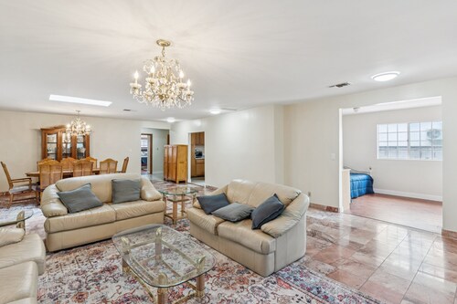 Russell House Near Hollywood & Griffith Park 3 Bedroom Home