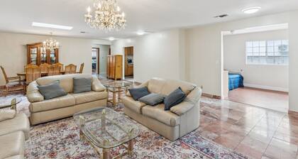 Russell House Near Hollywood & Griffith Park 3 Bedroom Home