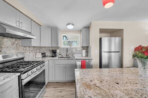House, 3 Bedrooms | Private kitchen | Fridge, oven, coffee/tea maker, toaster