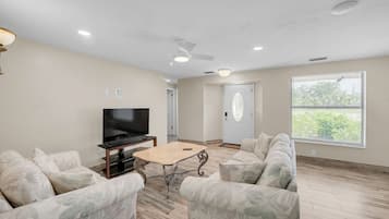 Casa, 3 habitaciones | Área de sala de estar | Smart TV y servicios de streaming