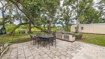 Casa, 3 habitaciones | Restaurante al aire libre