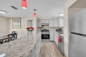 Ferienhaus, 3 Schlafzimmer | Eigene Küche | Kühlschrank, Ofen, Wasserkocher mit Kaffee-/Teezubehör, Toaster