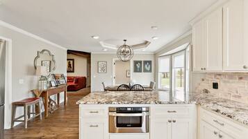 House, 3 Bedrooms | Private kitchen | Fridge, oven, coffee/tea maker, toaster