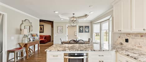 House, 3 Bedrooms | Private kitchen | Fridge, oven, coffee/tea maker, toaster