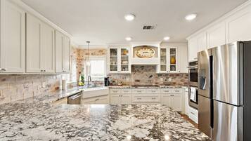 House, 3 Bedrooms | Private kitchen | Fridge, oven, coffee/tea maker, toaster