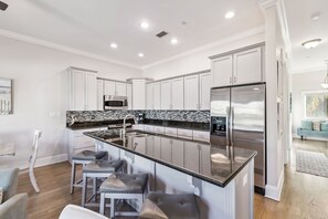 Køleskab, mikrobølgeovn, ovn, kogeplade