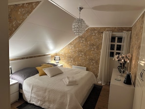 4 habitaciones, tabla de planchar con plancha, wifi y ropa de cama 