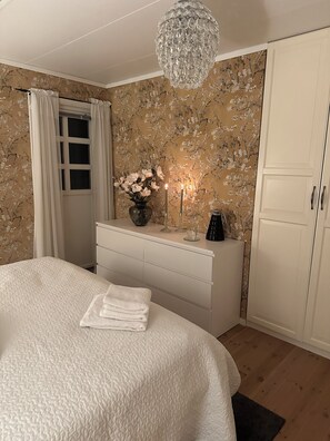 4 slaapkamers, een strijkplank/strijkijzer, wifi, beddengoed