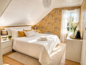 4 bedrooms, iron/ironing board, WiFi, bed sheets