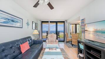 Condo, 1 Bedroom | Living area