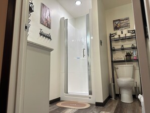 Een douche, een haardroger, handdoeken, zeep