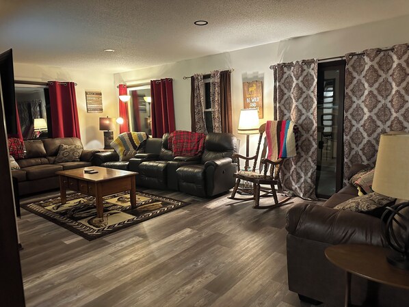 Smart TV, chimenea, futbolito y tenis de mesa 