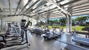 Un gimnasio techado con cintas de correr y equipamiento de ejercicio.