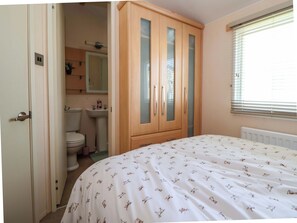 3 bedrooms, individually decorated, individually furnished, free WiFi - 152 Central Park (Prestatyn)